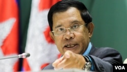 រូបឯកសារ៖ លោក​នាយក​រដ្ឋមន្រ្តី​ហ៊ុន សែន ថ្លែង​នៅ​ក្នុង​​​វេទិកា​ថ្នាក់ជាតិ​លើកទីមួយ​ស្ដី​អំពី​«​ការការពារ និង​អភិរក្ស​ធនធាន​ធម្មជាតិ​»​ នៅ​វិមា​ន​សន្តិភាព នៅ​ថ្ងៃ​ច័ន្ទ ទី​២២​ ខែ​សីហា ឆ្នាំ​២០១៦ នា​រាជធានីភ្នំពេញ។​អង្គការ​សង្គមស៊ីវិល សកម្មជន​បរិស្ថាន​រាប់​សិប​នាក់សម្ដែងការ​ព្រួយបារម្ភ​អំពី​បញ្ហា​បរិស្ថាន​នៅ​កម្ពុជា​។ (ឡេង ឡែន/VOA)