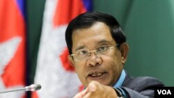 រូបឯកសារ៖ លោក​នាយក​រដ្ឋមន្រ្តី​ហ៊ុន សែន ថ្លែង​នៅ​ក្នុង​​​វេទិកា​ថ្នាក់ជាតិ​លើកទីមួយ​ស្ដី​អំពី​«​ការការពារ និង​អភិរក្ស​ធនធាន​ធម្មជាតិ​»​ នៅ​វិមា​ន​សន្តិភាព នៅ​ថ្ងៃ​ច័ន្ទ ទី​២២​ ខែ​សីហា ឆ្នាំ​២០១៦ នា​រាជធានីភ្នំពេញ។​អង្គការ​សង្គមស៊ីវិល សកម្មជន​បរិស្ថាន​រាប់​សិប​នាក់សម្ដែងការ​ព្រួយបារម្ភ​អំពី​បញ្ហា​បរិស្ថាន​នៅ​កម្ពុជា​។ (ឡេង ឡែន/VOA) 