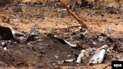 Des débris de l’avion d'Air Algérie assurant le vol AH5017, écrasé près de la ville de Goss, au nord de Bamako, au Mali, 27 juillet 2014. epa/ STR