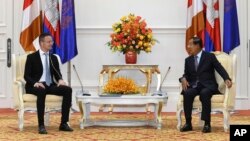 រដ្ឋមន្រ្តី​ក្រសួង​ការបរទេស​ហុងគ្រី​លោក Peter Szijjarto ជួប​ពិភាក្សា​ការងារ​ជាមួយ​នាយក​រដ្ឋមន្រ្តី​កម្ពុជា​លោក ហ៊ុន សែន នៅ​វិមាន​សន្តិភាព​ក្នុង​រាជធានី​ភ្នំពេញ​នៃ​ប្រទេស​កម្ពុជា​នៅ​ថ្ងៃអង្គារ ទី៣ ខែវិច្ឆិកា ឆ្នាំ២០២០។