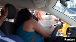 特朗普总统在北卡的一个发放中心分发食物