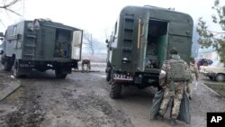 ទាហាន​អ៊ុយក្រែន​ផ្ទុក​សម្ភារ​ដែល​នៅ​សេសសល់​នៅ​ទីតាំង​យោធា​អ៊ុយក្រែន​ដែល​រង​ការបំផ្លិចបំផ្លាញ​នៅ​ខាង​ក្រៅ​ក្រុង Mariupol ប្រទេស​អ៊ុយក្រែន កាលពី​ថ្ងៃ​ទី២៤ ខែ​កុម្ភៈ ឆ្នាំ​២០២២។