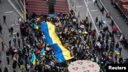 ARHIVA - Demonstracije na Tajms Skveru u Njujorku protiv ruske vojne operacije u Ukrajini, 24. februara 2022.