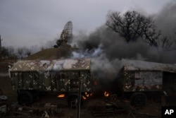 Sebuah fasilitas militer Ukraina yang rusak setelah penembakan Rusia di luar Mariupol, Ukraina, Kamis, 24 Februari 2022. (Foto: AP)