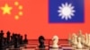 Potongan catur terlihat di depan bendera China dan Taiwan dalam ilustrasi yang diambil pada 25 Januari 2022. (Foto: REUTERS/Dado Ruvic)