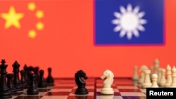 Potongan catur terlihat di depan bendera China dan Taiwan dalam ilustrasi yang diambil pada 25 Januari 2022. (Foto: REUTERS/Dado Ruvic)