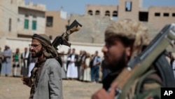 Anggota pasukan bersenjata Houthi menghadiri pemakaman salah satu rekannya yang tewas dalam pertempuran melawan pihak tentara Yaman di Sanaa, Yaman, pada 24 November 2021. (Foto: AP/Hani Mohammed, File)
