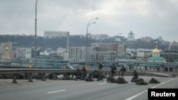 25일 우크라이나 방위군 장병들이 수도 키이브(러시아명 키예프) 도심에서 러시아군 진입을 막기위해 소총 사격을 준비하고 있다.