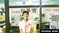 《西华报》的创办人吴静雯1984年在该报最初的办公室前留影。（照片由吴静雯提供）