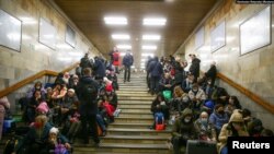 우크라이나 수도 키예프 시민들이 24일 공습 경보가 발령되자 지하철 역 안에서 긴급 대피하고 있다. 