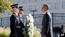 លោក​ប្រធានាធិបតី​សហរដ្ឋ​អាមេរិក បារ៉ាក់ អូបាម៉ា បាន​បំពាក់​កម្រង​ផ្កា​ក្នុង​ពិធី​រំឭក​ខួប​ទី​១៥នៃ​ថ្ងៃ៩កញ្ញា នៅមន្ទីរ​បញ្ចកោណ​ កាល​ពី​ថ្ងៃទី​១១​កញ្ញា។