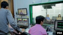 VOD Roundtable producers do final audio and video checks before going live with host Lim Thida, far right, and guest Yi Soksan of Adhoc, at VOD's studio, in Phnom Penh, Sept. 11, 2019. (Tum Malis/VOA Khmer)