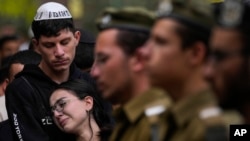 عزاداران اسراییلی پس از حملهٔ حماس در مراسم خاکسپاری عزیزان شان