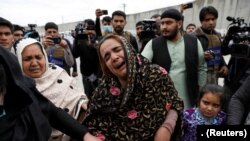 ស្ត្រីសាសនាស៊ីកម្នាក់ស្រែកយំដោយសារមានសាច់ញ្ញាតិបាត់បង់ជីវិតនៅក្នុងការវាយប្រហារដោយក្រុមរដ្ឋឥស្លាមនៅក្រុងកាប៊ុល ប្រទេសអាហ្វហ្គានីស្ថាន កាលពីថ្ងៃទី២៥ ខែមីនា ឆ្នាំ២០២០។ 