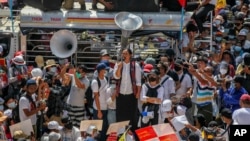 រូបឯកសារ៖ ក្រុមបាតុករ ប្រមូលផ្ដុំគ្នា​នៅ​ផ្លូវបំបែក​ជិត​វត្ត Sule ដើម្បី​តវ៉ា​ប្រឆាំងនឹង​រដ្ឋប្រហារ​យោធា​នៅ​ទីក្រុង​រ៉ង់ហ្គូន​នៃ​ប្រទេស​មីយ៉ាន់ម៉ា នៅ​ថ្ងៃពុធ ទី១៧ ខែកុម្ភៈ ឆ្នាំ២០២១។