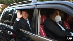 រូប​​ឯកសារ៖ លោក កឹម សុខា អតីត​មេដឹកនាំ​គណបក្ស​សង្គ្រោះជាតិ​ដែល​ត្រូវ​បាន​តុលាការ​រំលាយ កំពុង​ជិះ​រថយន្ដ​ធ្វើ​ដំណើរ​ទៅ​កាន់​សាលា​រាជធានី​ភ្នំពេញ​ដើម្បី​ចូលរួម​សវនាការ​កាត់​ក្ដី​លោក​ពី​បទ​ក្បត់ជាតិ​ រាជធានី​ភ្នំពេញ ថ្ងៃទី១៩ ខែមករា ឆ្នាំ២០២២។ (AFP) 