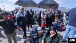 Ljudi na prelazu Rafah u južnom pojasu Gaze, 16. oktobar 2023.