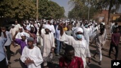 수단 수도 하르툼에서 29일 군부 쿠데타에 반대하는 시위가 벌어지고 있다. 