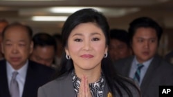 Perdana Menteri Thailand Yingluck Shinawatra tiba di kantor Kementerian Pertahanan di luar kota Bangkok (17/1). (AP/Apichart Weerawong)