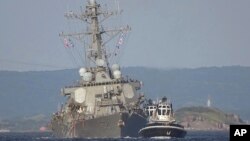 USS Fitzgerald yang rusak ditarik oleh kapal tunda dekat pangkalan AL AS di Yokosuka, baratdaya Tokyo, setelah kapal tersebut bertabrakan dengan kapal kontainer ACX Crystal lepas pantai Semenanjung Izu, 17 Juni 2017 (foto: AP Photo/Eugene Hoshiko)