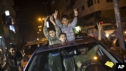 Pasca konflik yang telah berlangsung selama delapan hari, Warga Palestina berhamburan ke jalan untuk merayakan gencatan senjata Israel-Hamas di Gaza (21/11).