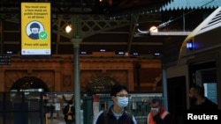 Imbauan di Stasiun Pusat mengenai peraturan kesehatan masyarakat di negara bagian New South Wales, saat kota itu bergulat dengan wabah COVID-19 di Sydney, Australia, 23 Juni 2021. (Foto: REUTERS/Loren Elliott)
