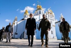 美国总统拜登访问乌克兰期间与乌克兰总统泽连斯基行走在基辅的圣米迦勒金顶修道院的大街上。（2023年2月20日）