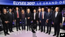 Les candidats à la présidentielle française posent pour une photo de groupe avant un débat télévisé sur BFM TV et CNews, à La Plaine-Saint-Denis, à l'extérieur de Paris, le 4 avril 2017. 
