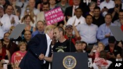 លោក​ប្រធានាធិបតី ដូណាល់ ត្រាំ ស្ថិត​នៅ​ក្នុង​យុទ្ធនាការ​មួយ​កាលពី​ថ្ងៃទី១៨ ខែកុម្ភៈ ឆ្នាំ២០១៧ នៅ​ក្នុង​ក្រុង Melbourne រដ្ឋ Florida។