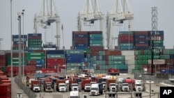 Hàng tỷ đôla giá trị hàng hóa trên các tàu chở container lớn đã phải nằm chờ bên ngoài các cảng biển ở bờ Tây nước Mỹ.