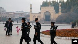 Tampak personel keamanan Uighur berjaga di sekitar area Masjid Id Kah di Kashgar, Xinjiang, pada 4 Novermber 2017. (Foto: AP/Han Guan)