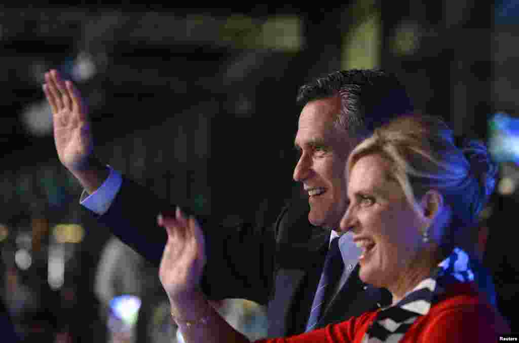 Capres AS dari partai Republik, Mitt Romney dan isterinya, Ann Romney melambai kepada penonton saat menghadiri upacara pembukaan Olimpiade.