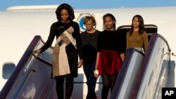 美国第一夫人米歇尔•奥巴马带着两个女儿和她的母亲抵达中国北京国际机场。（2014年3月20日）