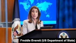 美国国务院发言人塔米·布鲁斯(Tammy Bruce)在美国国务院召开例行记者会。(资料照片：2025年3月6日)