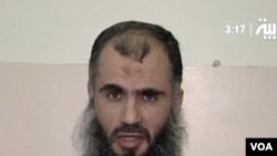 Sebuah gambar yang diambil dari televisi menunjukkan Abu Qatada meminta pembebasan seorang sandera di Irak bulan lalu (Reuters).