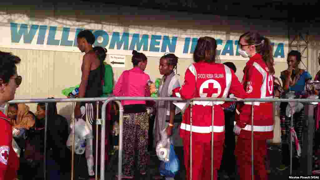 Des migrants font la queue pour se faire enregistrer par les autorités italiennes à Catane, Sicile, 6 ocotbre 2015 (Nicolas Pinault/VOA).