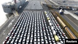 Arhiva - Vozila Volkswagen namijenjena za izvoz snimljena u Emdenu, Njemačka, 9. marta 2018.