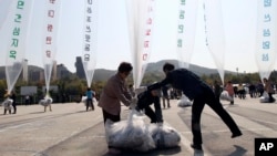 FILE - North Korean defectors prepare to release balloons carrying leaflets condemning North Korean leader Kim Jong Un and his government's policies, Oct. 10, 2014.