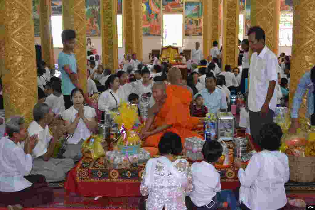 ពុទ្ធសាសនិកនៅ​ថ្ងៃ​បុណ្យ​ភ្ជុំបិណ្ឌ ក្នុង​វត្ត​មួយ​នៅ​ជាយ​ក្រុង​ភ្នំពេញ​⁠ កាល​ពី​ថ្ងៃ​អង្គារ ទី​០៩ ខែ​តុលា ឆ្នាំ​២០១៨។⁠ (ណឹម សុភ័ក្រ្តបញ្ញា/VOA)