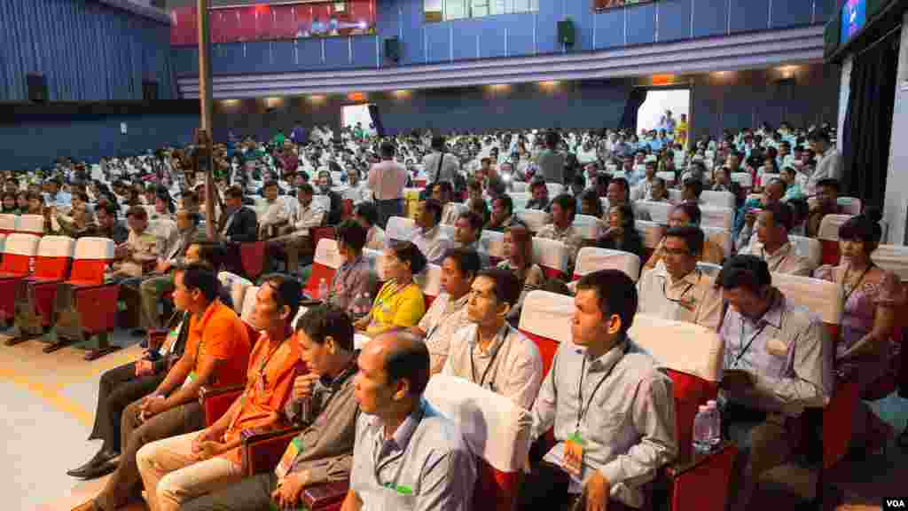 បេក្ខជន​ បេក្ខនារី​មក​ពី​២៥​ខេត្ត​រាជធានី​ ចូលរួម​ប្រឡង​ដណ្តើម​យក​ជ័យ​លាភី​ នៅ​ក្នុង​មហោ​ស្រព​សិល្បៈ​កំណាព្យ​ និង​ចម្រៀង​ខ្មែរ​ជា​សាកល​លើក​ទី៤​ ឆ្នាំ​២០១៦ ក្នុង​វិញ្ញាសា​ចំនួន​៤​សំខាន់​គឺ​ ស្មូត​ ឬ​សូត្រ​កំណាព្យ​ ចម្រៀង​ប្រពៃណី​ ចម្រៀង​បាសាក់​ និង​ចម្រៀង​ខ្មែរ​សម័យ​ដើម​ក្នុង​ទសវត្សរ៍ទី៥០​ដល់​៧០ នៅ​ឯ​មហោ​ស្រព​ចេនឡា រាជធានី​ភ្នំពេញ​ កាល​ពី​ថ្ងៃ​ទី​១៧ ​ខែ​វិច្ឆិកា​ ឆ្នាំ​២០១៦។ (ហ៊ាន​ សុជាតា​/VOA)