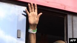 Tổng thống Liberia Ellen Johnson Sirleaf chào những người ủng hộ từ cửa số một chiếc xe buýt