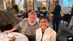 Dua pemenang Nobel Perdamaian, Dmitry Muratov (kiri), pemimpin redaksi harian Rusia Novaya Gazeta, dan CEO Rappler Maria Ressa dari Filipina, berpose bersama dalam acara makan malam di Oslo, Norwegia, pada 8 Desember 2021. (Foto: Novaya Gazeta via AP/Nadezhda Prusenkova)