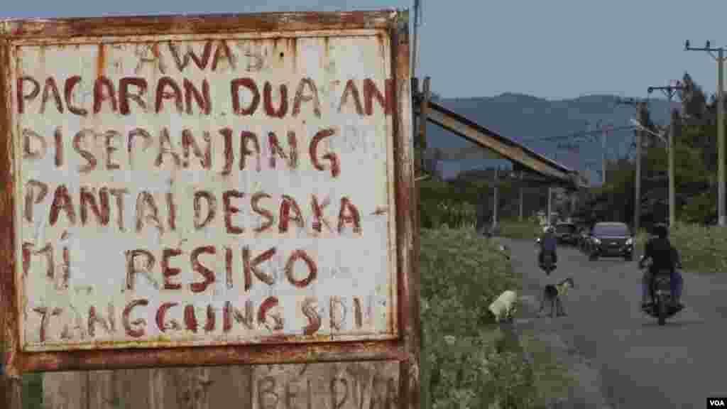 A sign near the beach in Aceh warns couples not to engage in improper behavior, Dec. 9, 2014. (Zinlat Aung/VOA)