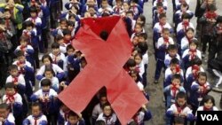 Anak-anak SD di Wuyuan, propinsi Jiangxi, Tiongkok memperingati hari AIDS Sedunia (30/11). Sebanyak 780.000 warga Tiongkok terinfeksi virus HIV tahun ini.