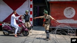 'Yan Sanda Na Tambayar Wani Dalilinsa Na Son Wucewa Ta Shingen Tsaro A Daya Daga Inda India Ke Da Iko.