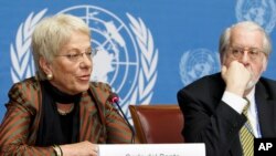 Mantan Jaksa Penuntut kasus kejahatan perang, Carla del Ponte (kiri) berbicara dalam sebuah konferensi pers bersama Paulo Pinheiro (kanan) Ketua Komisi Penyelidik Independen PBB untuk Suriah. (Foto:dok) 