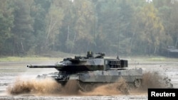 Tank Leopard 2 bergerak menyeberangi sungai dalam latihan tempur yang dilaksanakan oleh tentara Jerman, Bundeswehr, di Munster, Jerman, pada 9 Oktober 2015. (Foto: Reuters/Fabian Bimmer)