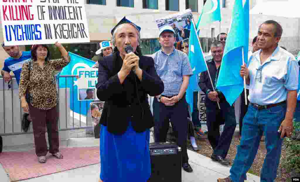 Jahon uyg&#39;urlari kongressi rahbari Robiya Qodir Xitoy elchixonasi qarshisida o&#39;z jamoasi bilan Pekinning uyg&#39;urlarga qarshi siyosatini qoralab, namoyish qilmoqda, Vashington, 3-avgust, 2014-yil. Odil Ruzaliev surati
