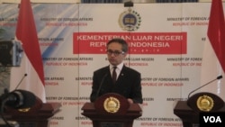 Menteri Luar Negeri Marty Natalegawa berbicara mengenai masalah penyadapan. (VOA/Andylala Waluyo)