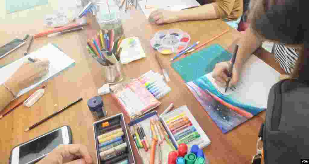 សម្ភារៈ និង​ឧបករណ៍​មួយ​ចំនួន​ ព្រម​ទាំង​ក្រឡ​នៃ​គំនិត​ សម្រាប់​អ្នក​ចូល​រួម​ក្នុង​កម្មវិធី​ &laquo;Muy Dollar Art Exchange&raquo; នៅ​វិចិត្រសាល​ Nowhereនៅក្នុង​រាជធានីភ្នំពេញ​​ នៅ​ថ្ងៃ​ទី​១១​ ខែ​មិថុនា​ ឆ្នាំ​២០១៦។​ (សើ​ សាយ្យាណា​ /VOA)